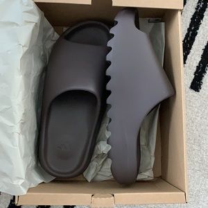 Yeezy slides in Soot (brand new)